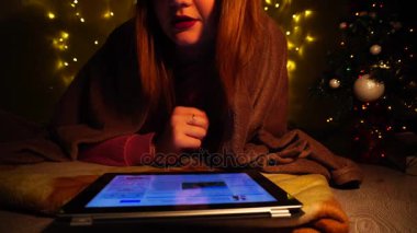 Güzel kadın tablet şiir okuyan