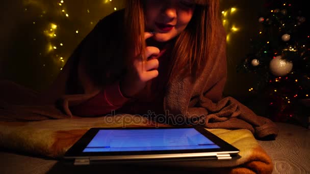 Ευτυχισμένος κορίτσι απολαμβάνοντας κοινωνικά δίκτυα στο tablet — Αρχείο Βίντεο