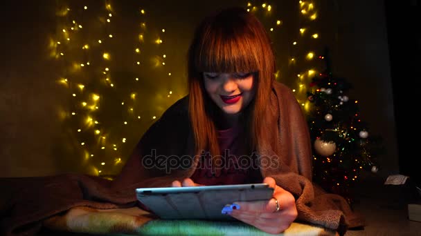 Красивая леди, использующая на планшете канун Рождества — стоковое видео