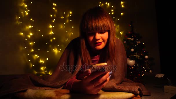 Encantadora mujer disfrutando de smartphone en apartamentos ornamentados . — Vídeo de stock