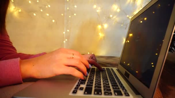 Persona femenina tomando clases de teclado . — Vídeos de Stock