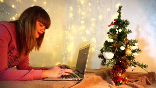 Gülümseyen kız üstünde laptop tatilde çalışma. — Stok video