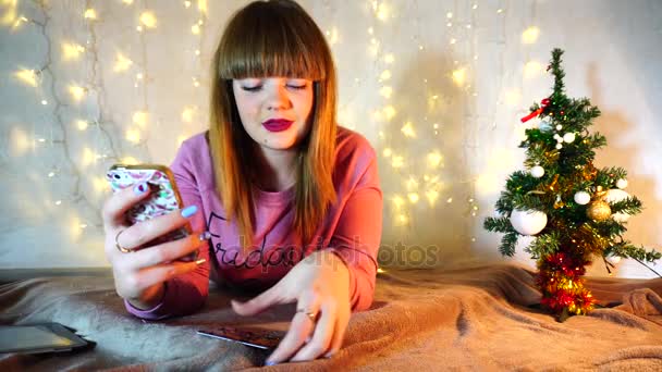 Junge Frau kauft online ein. — Stockvideo