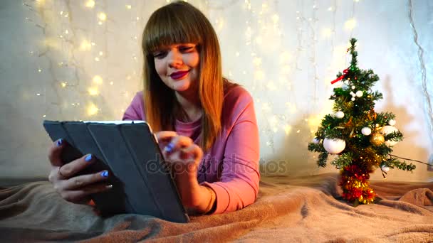 Jocund menina brincando com tablet na cam . — Vídeo de Stock