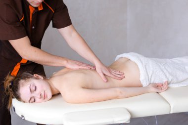 Profesyonel erkek masör yalan söyleyen Bayan hasta geri kneads