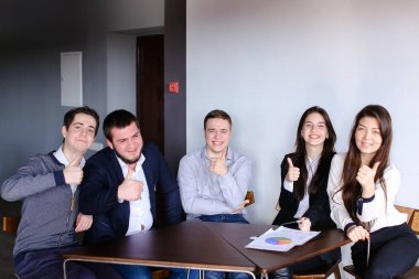 Yöneticileri iki erkek ve kadın possing içinde fotoğraf makinesi ve güleryüzlü bro