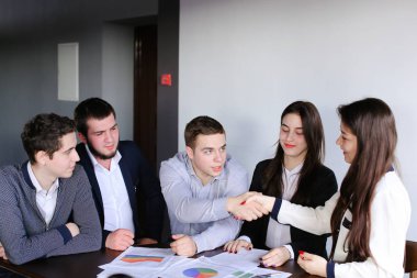 Şirin ve eğitimli genç erkek ve kadınların geliştirme yapan