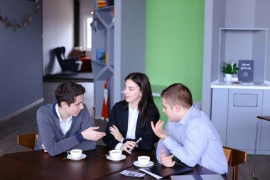 Üç meşgul şirket çalışanları, iki genç erkek ve kadın ile meşgul