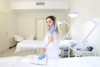 Güzel kadın microblasting ana hücre diyalog yürütmektedir