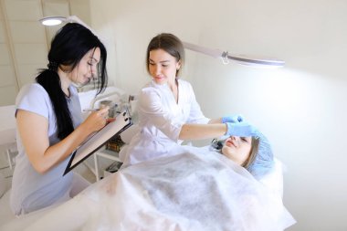 Kalıcı dövme sanatçısı kız kız öğrenci h için gösterir