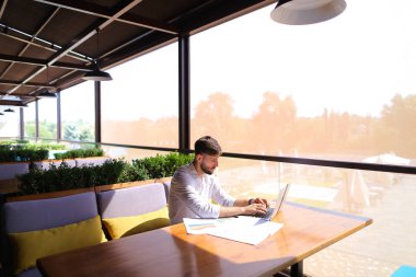 Beyaz işadamı laptop ve belgeleri masada çalışma
