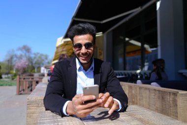 Patron Internet seyahat biletleri satın alır.