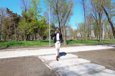 Çılgın öğrenci sınavları geçmek ve kazanmak dans gösterileri