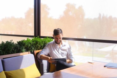 Avrupa işadamı kafeterya masada tablet kullanma.