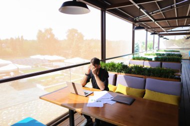 Cafe masa laptop metin yazarak metin yazarı.