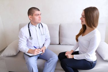 Kız erkek doktor tedavi reçete görmeye geldim. Adam ve w