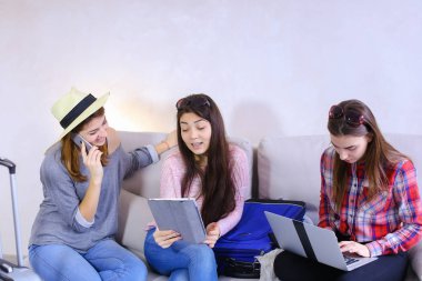 Üç genç kadın kız kardeşi araçları kullanmak ve her ile iletişim