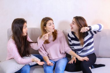 Şirin kızlar bakarak ve şık iwatch co üzerinde oturan, eğitim