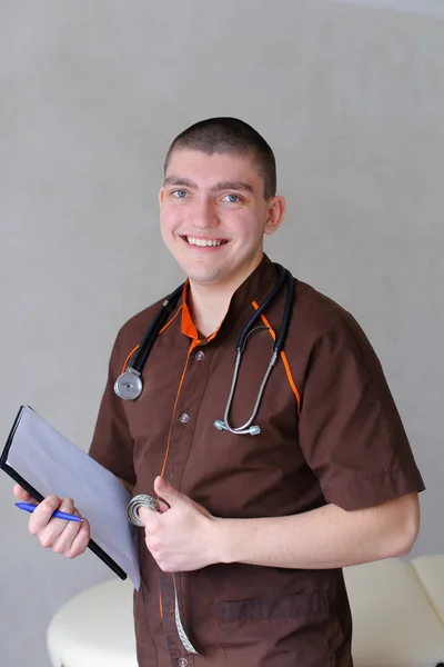 Professional male therapist looks at camera with smile and stand — Stock Photo, Image