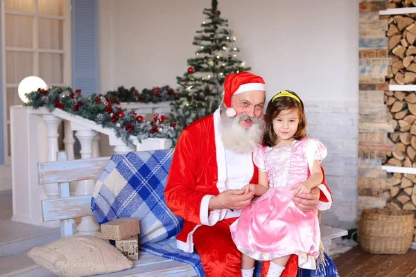 Feliz Papai Noel falando com a pequena princesa . — Fotografia de Stock