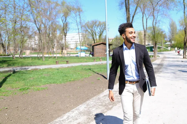 Árabe caminando en el parque y sonriendo en cámara lenta — Foto de Stock