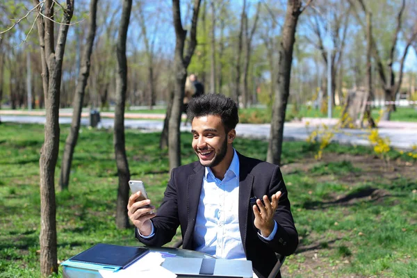 Joven crítico lee nuevo libro antes de su publicación — Foto de Stock