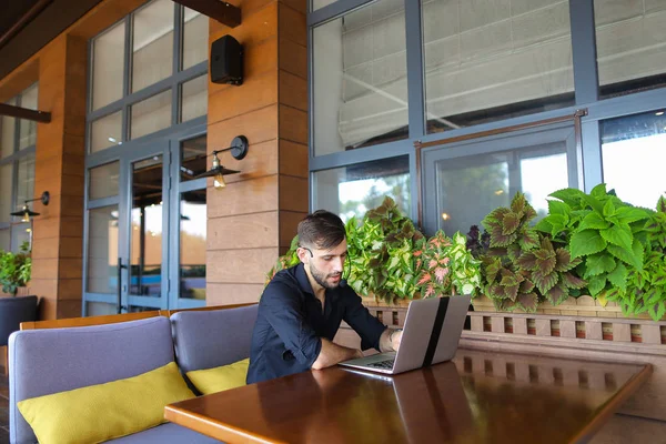 Consultor de Internet hablando con el cliente con cámara web y microp — Foto de Stock