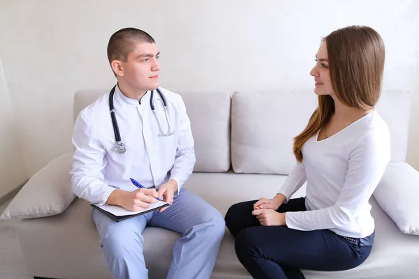 Ragazza è venuto a vedere il medico maschile che prescrive il trattamento. Ragazzo e w — Foto Stock