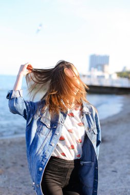 Mutlu genç erkek saç geliştirir ve kamera, ayakta o pozlar