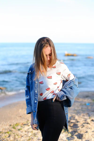 Affascinante ragazza cammina lungo la costa e allegramente sciocchi intorno sulla sabbia — Foto Stock