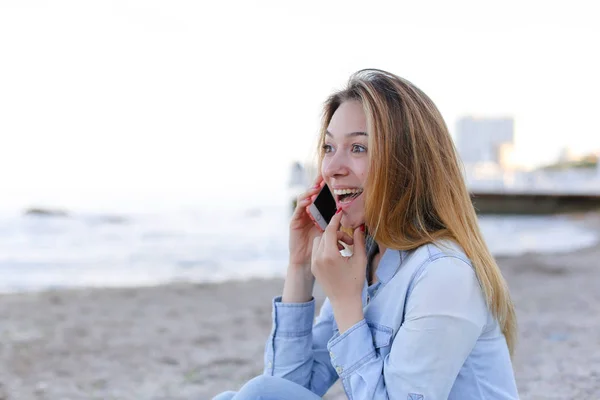 Hermoso retrato de mujer habla en el móvil con sonrisa y sentarse — Foto de Stock