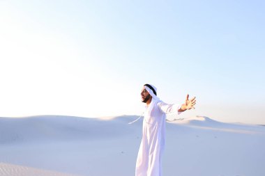 Banknot yoluyla ve kendisiyle yanında mutlu Müslüman adam görünüyor