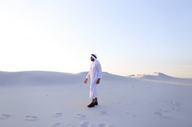 Kendine güvenen adam, Arap beyaz çöl ortasında yürüyor ve l sahiptir