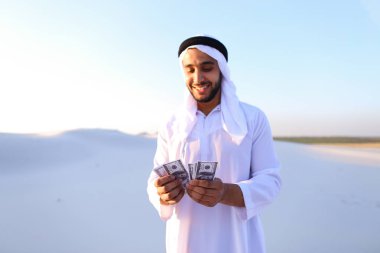 Başarılı Arap Şeyh banknot olarak görüyor ve mutlu, ben ayakta