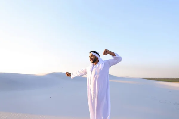 Boldog muszlim srác sétál kiterjedésű sivatag, és terheli — Stock Fotó