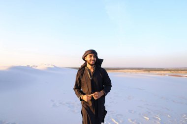 Mutlu adam Arap, çöl, gülümsüyor yürür ve li sahiptir