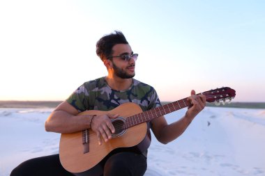 Arap yakışıklı genç gitar mi Hill'de oturan, ayarlar