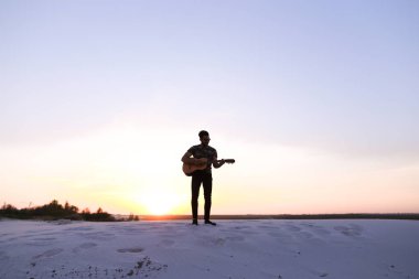 Gitar çalmak, pratik kas genç erkek Müslüman ayakta o