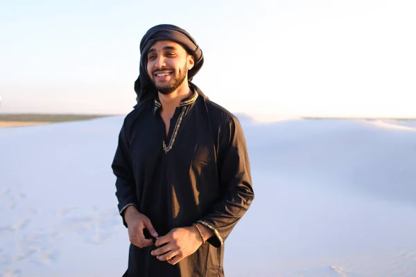 Glücklicher Landsmann arabischer Abstammung, geht durch die Wüste, lächelt und genießt li — Stockfoto