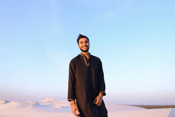 Retrato de un árabe feliz que posa y sonríe mirando a Camer — Foto de Stock