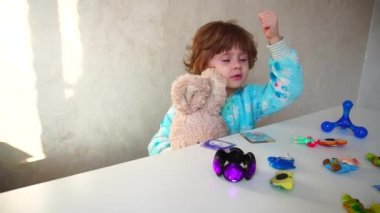 Fransız küçük kız mutfakta güneşli günde yorgun..