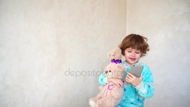 Smartphone olanakları okuyan küçük Polonyalı kız.