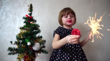 Genç Alman kız kıvılcım Bengal tutar.