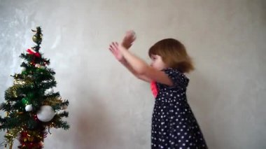 Noel ağacı yanında dans genç güzel kız.