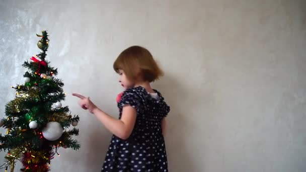 Joven chica alemana celebra la Navidad sosteniendo la llama bengalí . — Vídeos de Stock