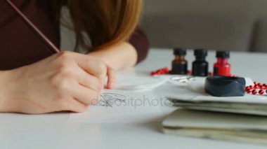 Öğrenci, hobi, ilgi çekici Latin harfleri çizim boş zaman harcıyor