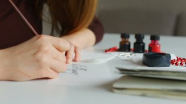 İşsiz kadın Hattat Atölyesi'nde konumunu için yeniden indites
