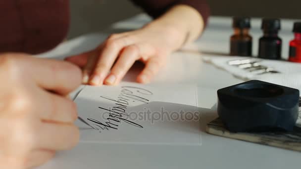 Auteur van oeuvre verlaat korte handtekening in de bodem juiste hoek — Stockvideo