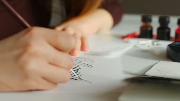 Lärare på Konstskolan förbereder för lektion av korrekt och vackra handstil. — Stockvideo