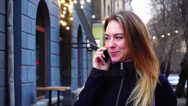 Close-up shot, designer ordina tessuti per telefono . — Video Stock